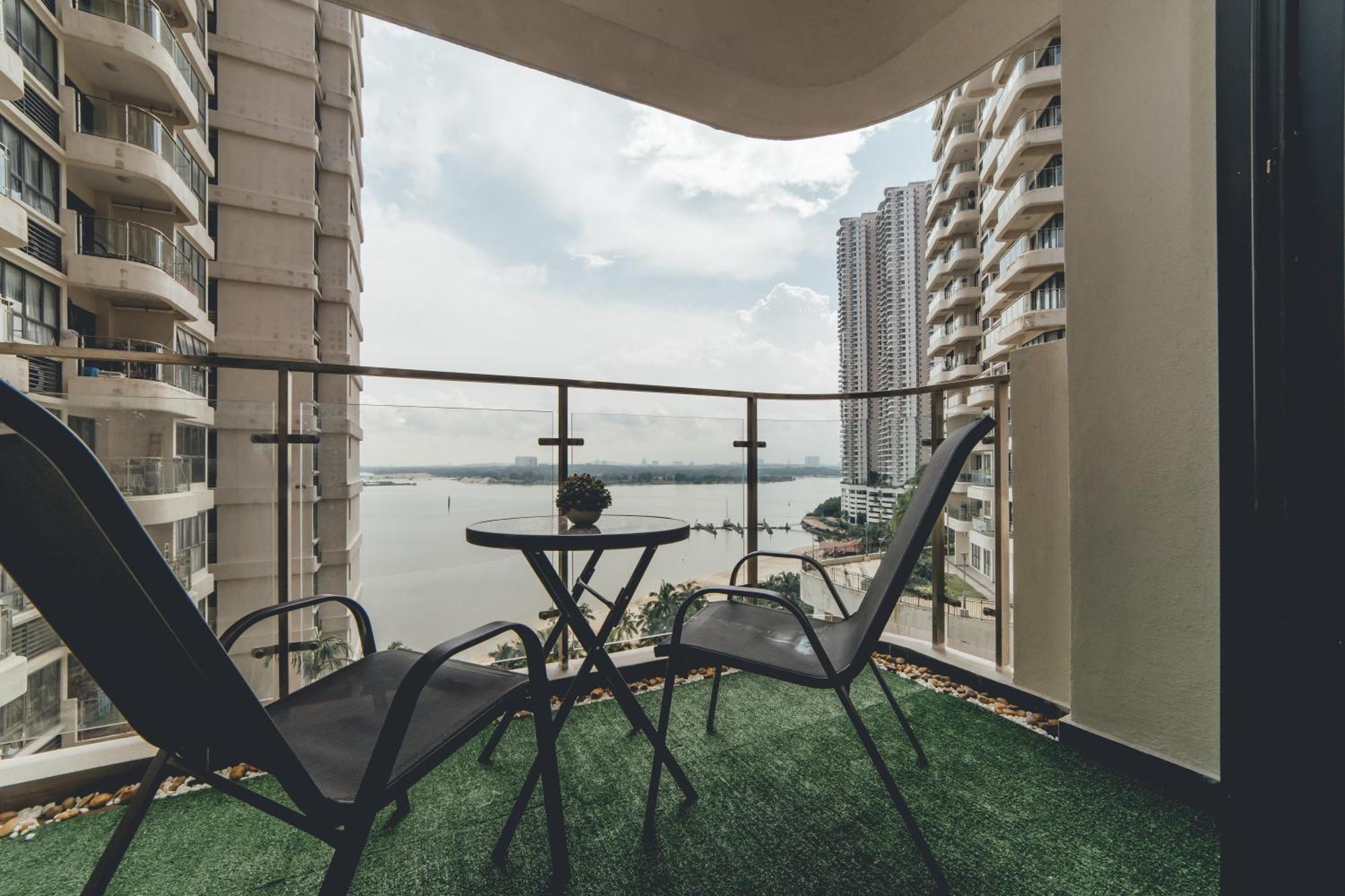 Bay Laurel Luxe Highfloor 2br 4pax Seaview By Our Apartemen *